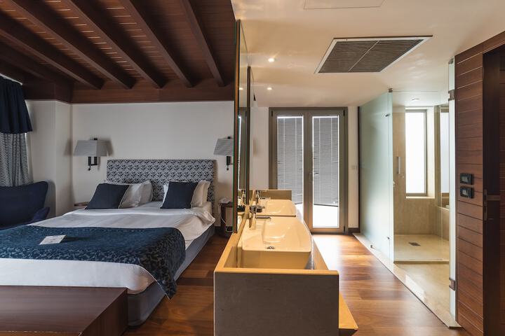 Room 10 of 46