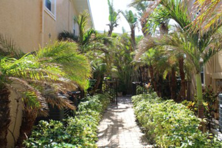Hotel Exterior 7 of 72