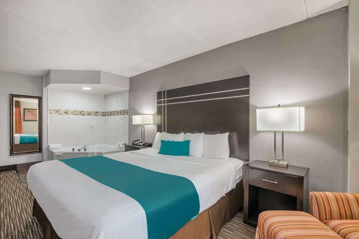 1 King Bed High Speed Internet Accessible Microwave, Refrigerator Full Breakfast (2 of 12)