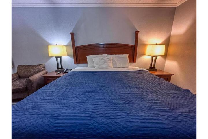 Deluxe King Bed (2 of 5)