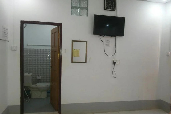 Room 5 of 6