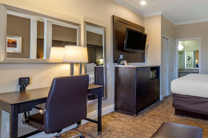 King Suite with Sofa Bed (7 of 17)