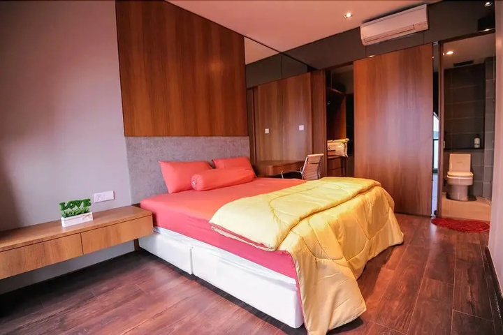 Room 7 of 8