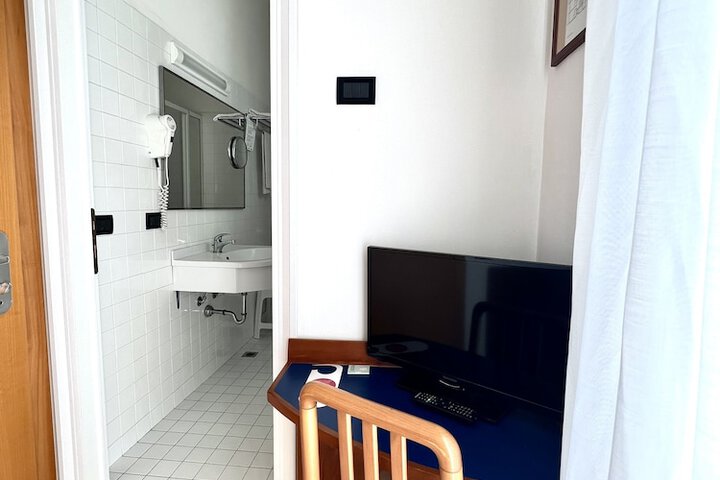Room 21 of 42