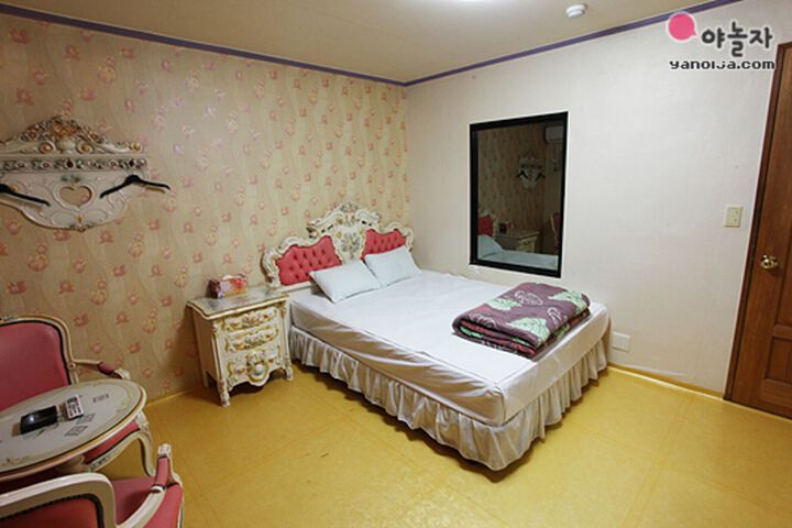 Room 73 of 79