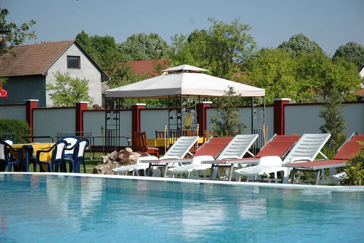 Pool 19 of 32