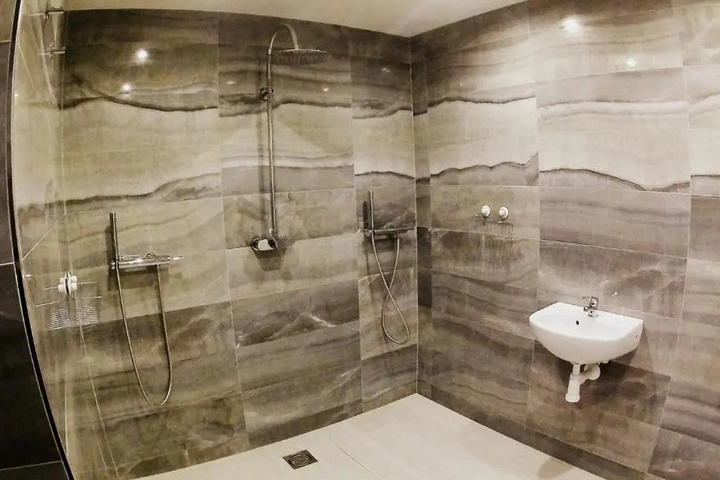 Room 9 of 28