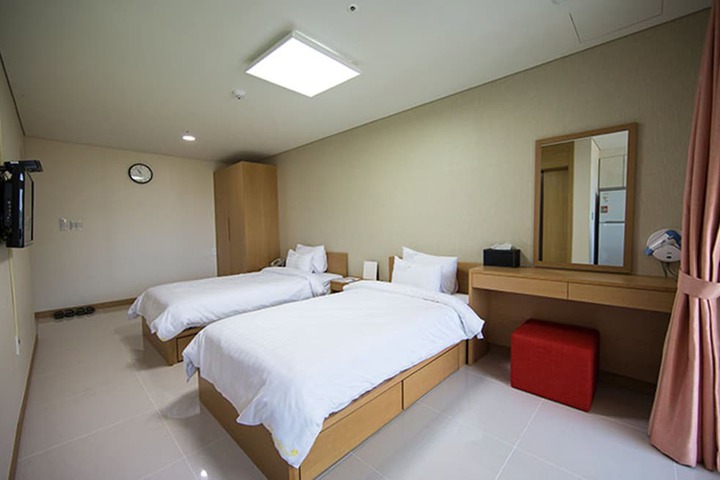 Room 12 of 26
