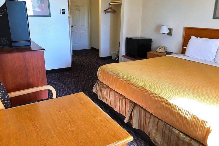 1 King Bed (3 of 5)