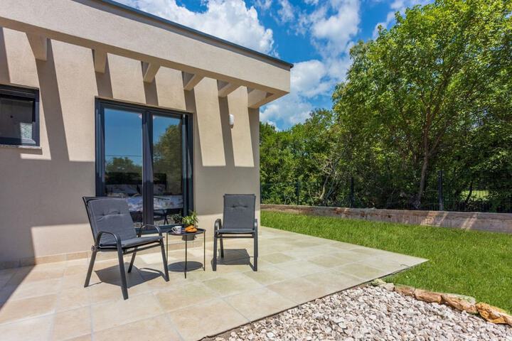 Hotel Exterior 25 of 26