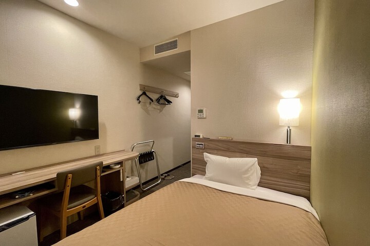 Room 10 of 18