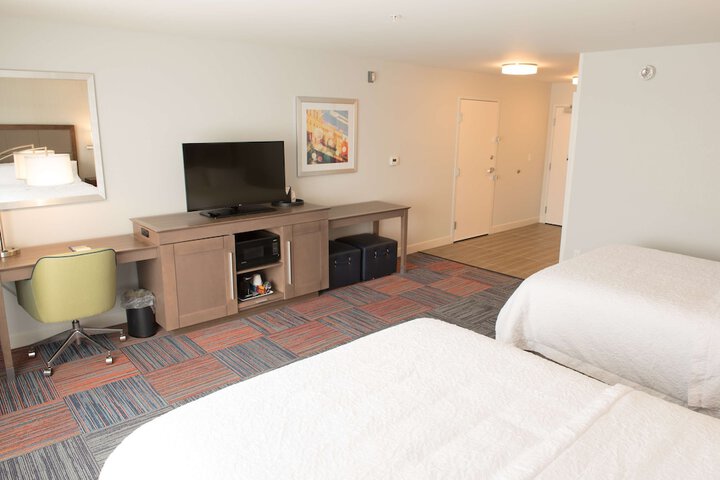 2 Queen Beds (5 of 7)