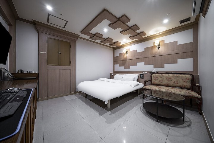 Room 27 of 60