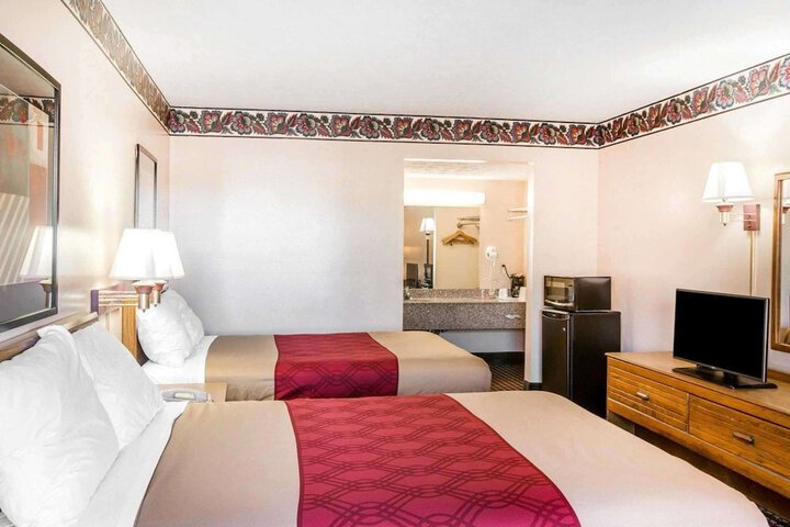 2 Double Beds (8 of 10)