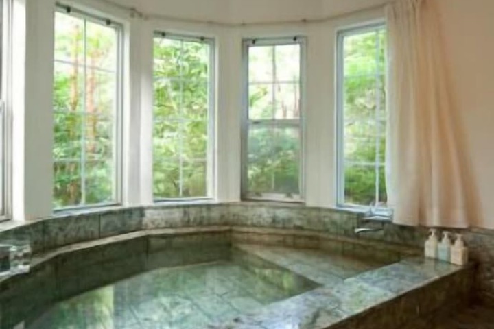 Deep soaking bathtub