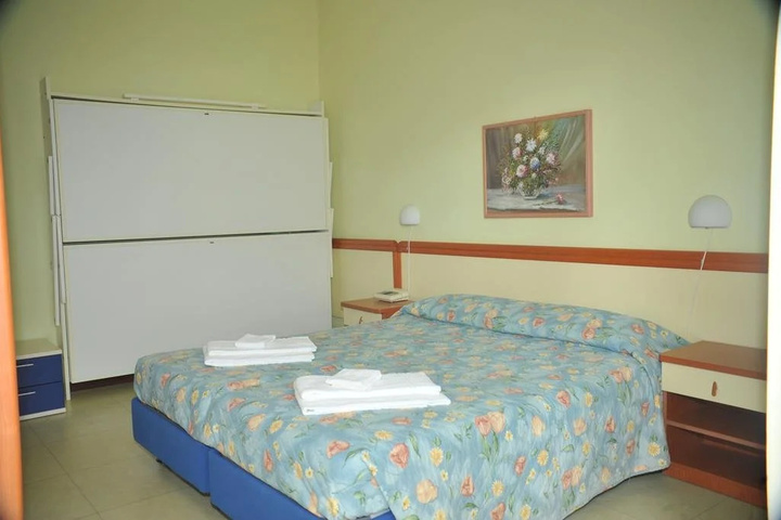 Room 6 of 11