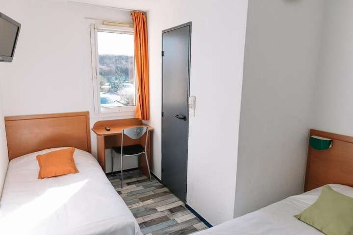Room 6 of 18