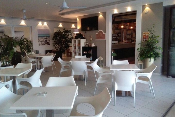 Lounge 75 of 96