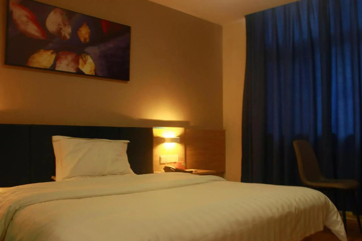 Room 4 of 9