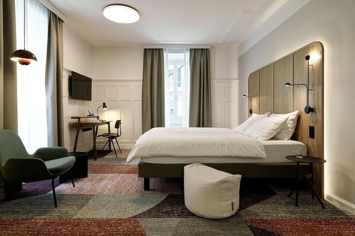 Room 7 of 18