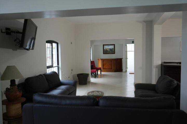 Lounge 13 of 23