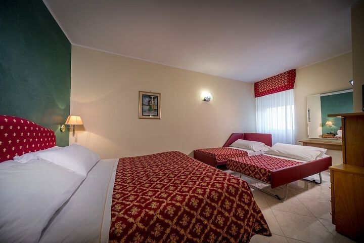 Room 12 of 80