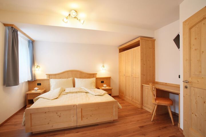 Room 5 of 12