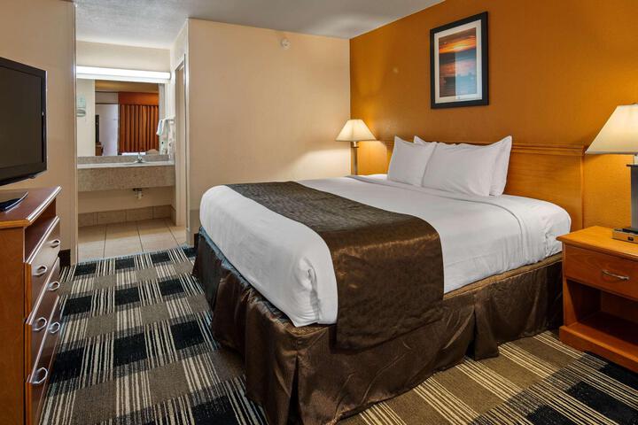 1 Queen Bed High Speed Internet Accessible Microwave and Refrigerator, Coffee Maker Iron (1 of 3)