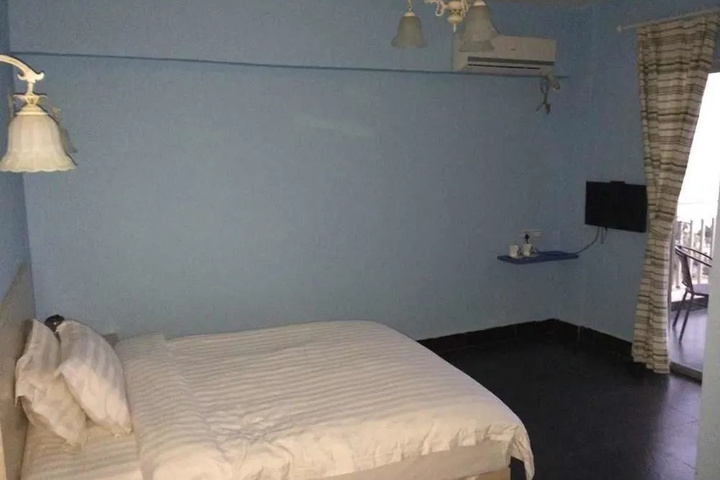 Room 4 of 16