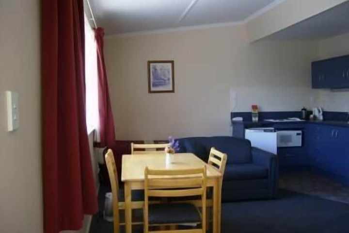 Room 4 of 9