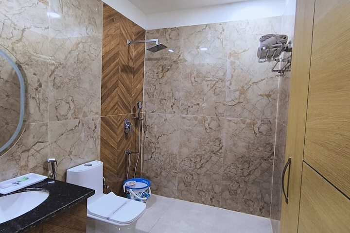 Room 10 of 28