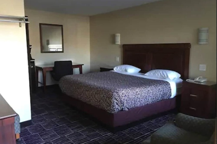 Room 9 of 14