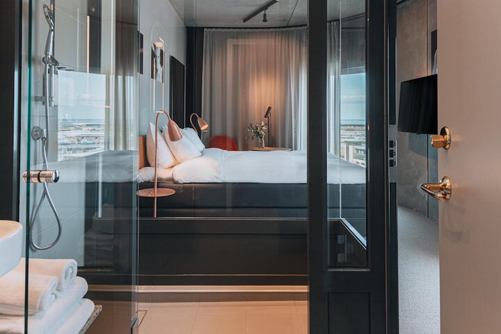 Room 32 of 61
