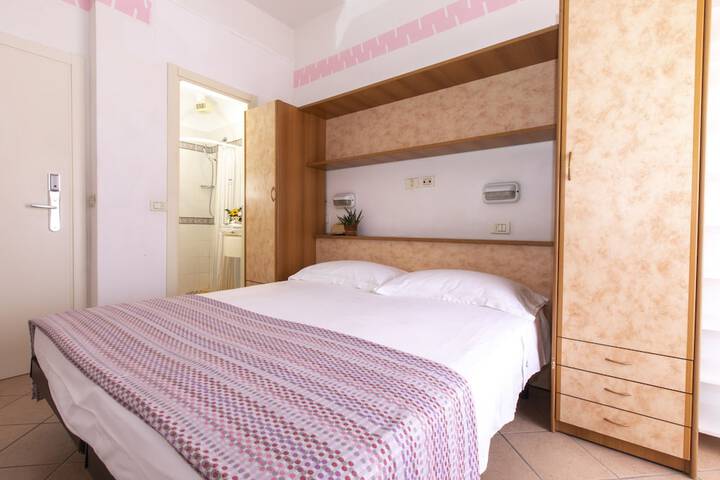 Room 9 of 34