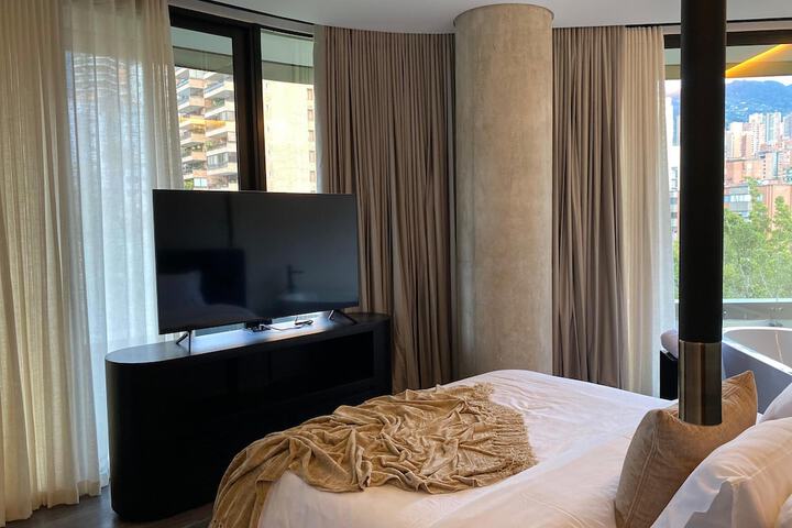 Room 10 of 93