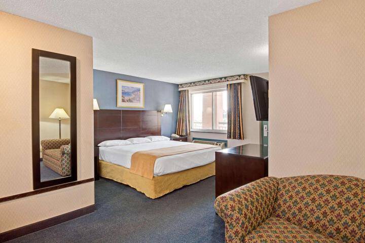 1 King Bed (12 of 17)