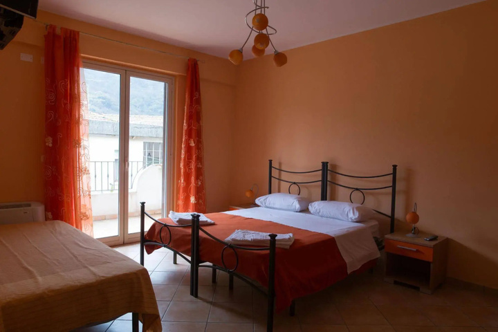 Room 4 of 12