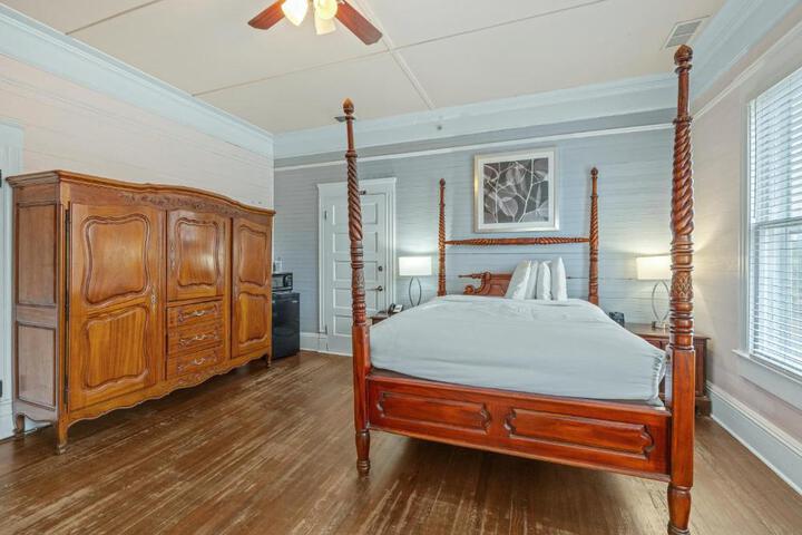 1 Queen Bed (6 of 12)