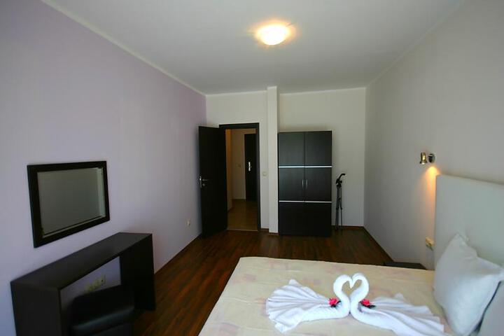 Room 4 of 8
