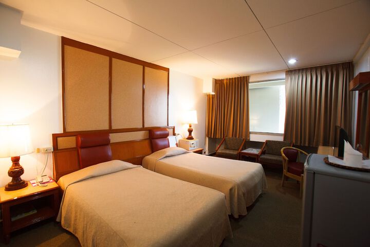 Room 6 of 28