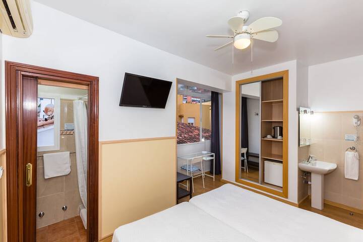 Room 5 of 93