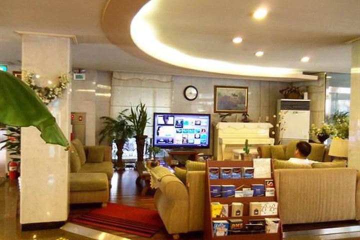 Lobby lounge