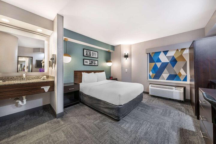 1 Queen Bed (3 of 16)