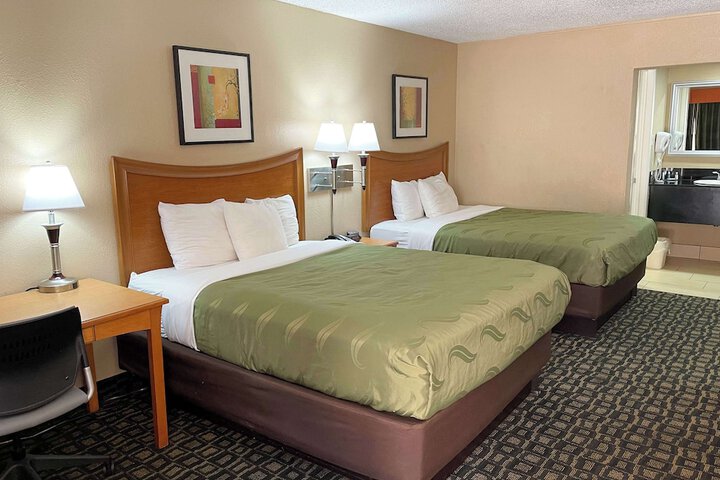 2 Queen Beds Micfridge (1 of 3)