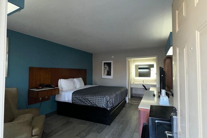 1 King Bed (2 of 20)