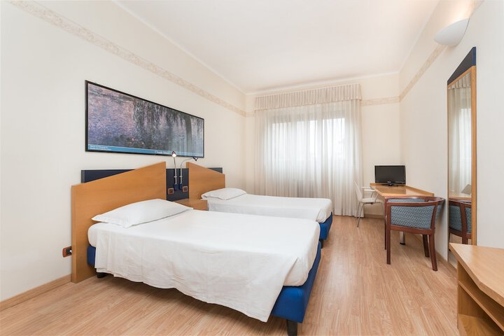 Room 12 of 114