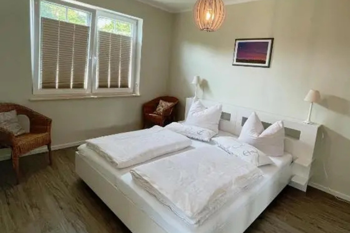 Room 2 of 10