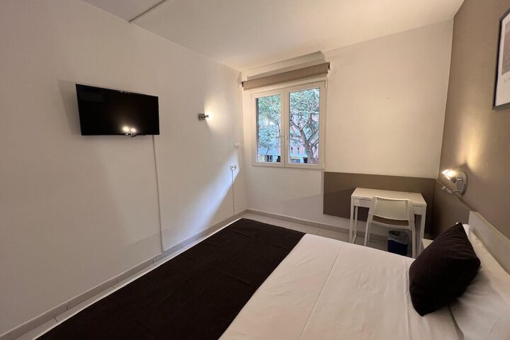 Room 10 of 80
