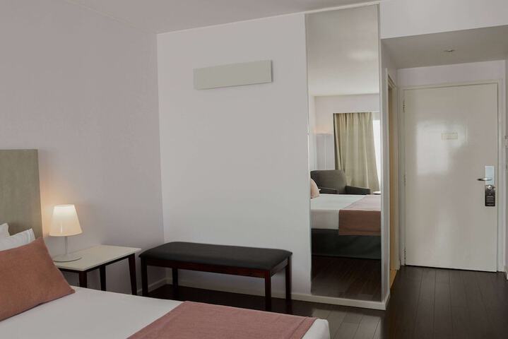 Room 13 of 103