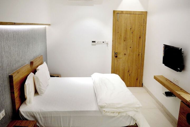 Room 4 of 15